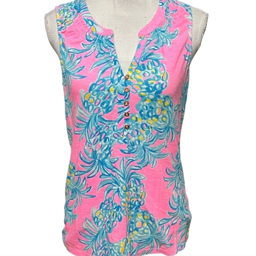 Lily Pulitzer Essie top, print: Pelican beat the heat. Gold buttons. XXS